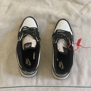 Nike Men's Black and White Low-Top Sneakers